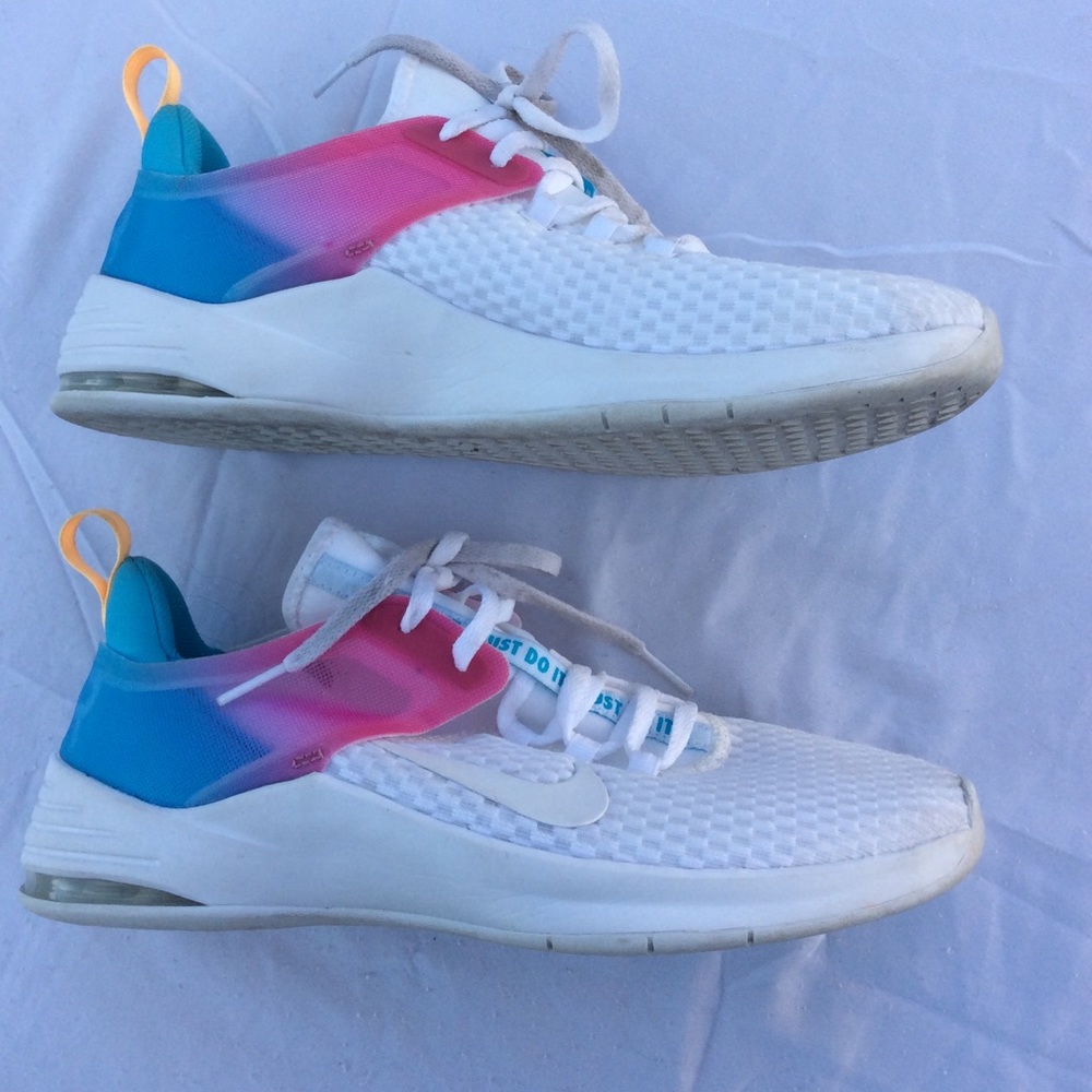 Women’s Nike size 7 1/2 tennis shoes